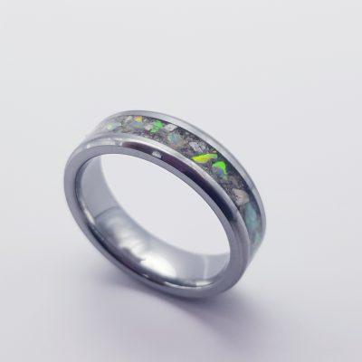 Ein 6mm breiter Edelstahl Ring mit einem Inlay aus Asche, Edelstein und Opal. Ein besonderes Erinnerungsstück an einen geliebten Menschen oder Tier.