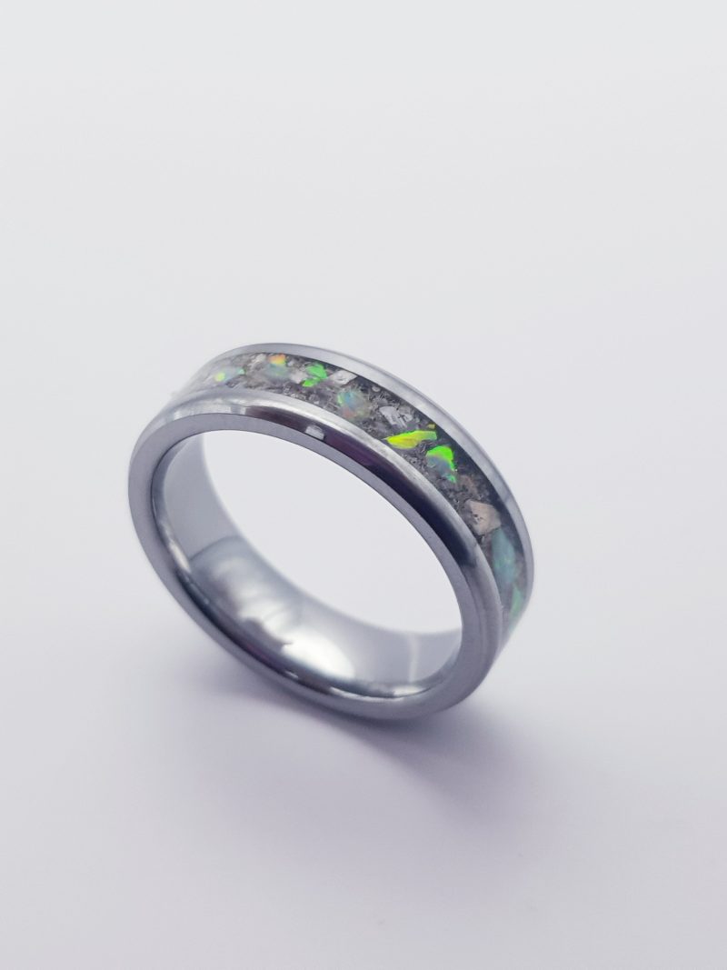 Ein 6mm breiter Edelstahl Ring mit einem Inlay aus Asche, Edelstein und Opal. Ein besonderes Erinnerungsstück an einen geliebten Menschen oder Tier.