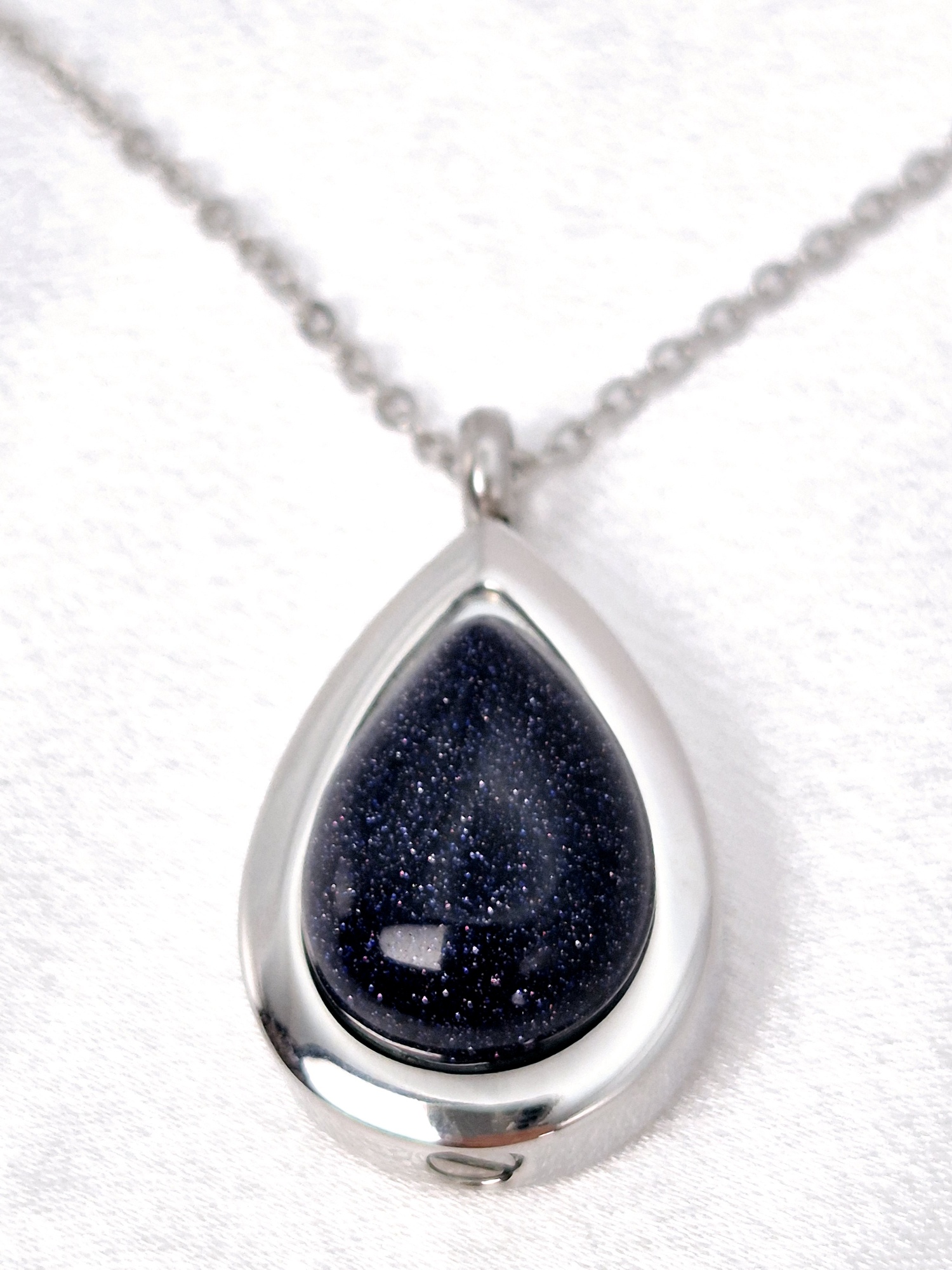 Schmuckurne Tropfen mit Edelstein – Bild 11