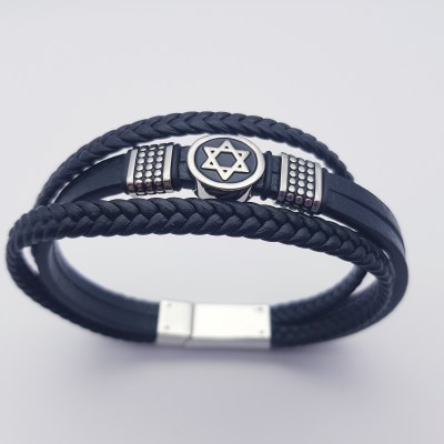 Ascheschmuck Armband mit einem schwarzen Lederband und einem Edelstahl Element mit dem Symbol der Vikinger.