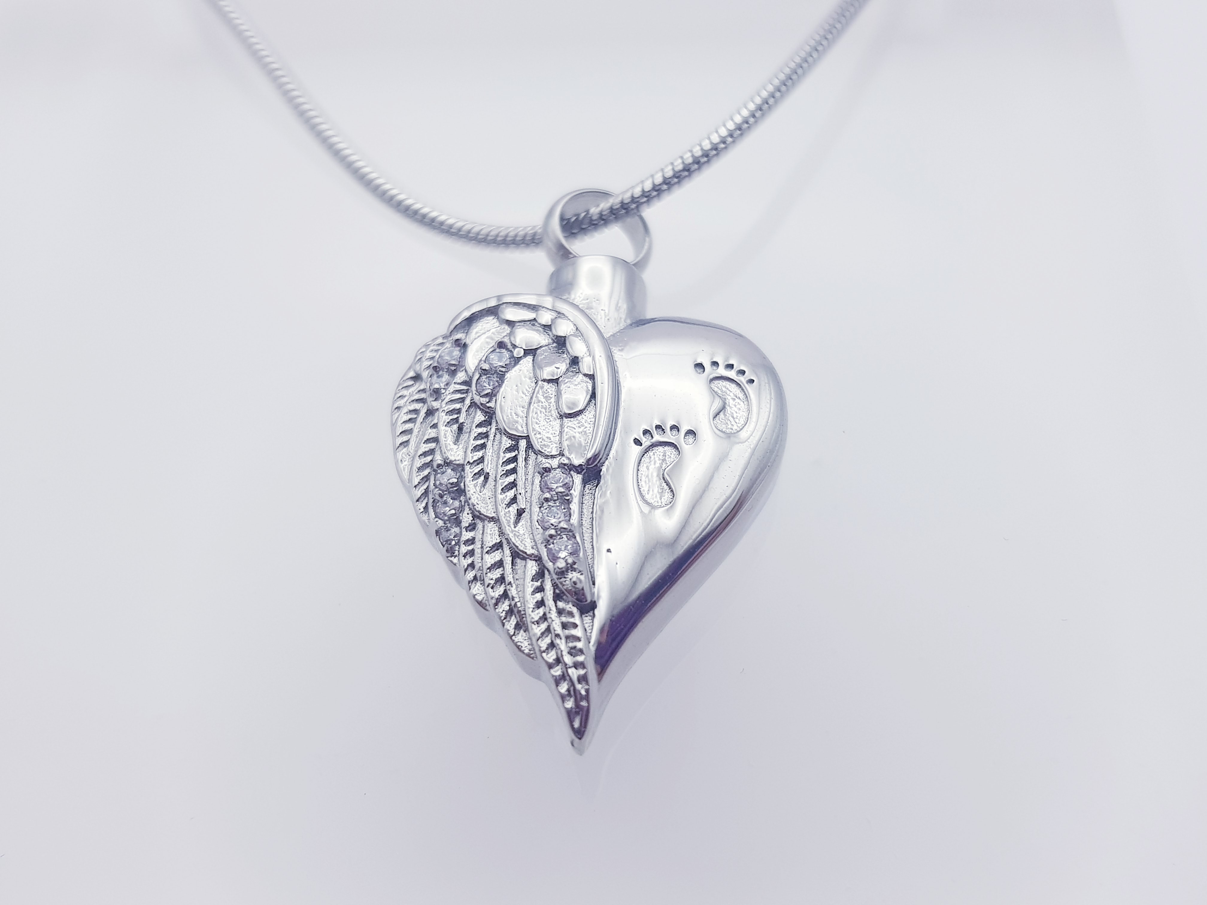 Himmelskind – Ascheschmuck Herz mit Engelsflügeln und kleinen Baby Füsschen – Bild 3