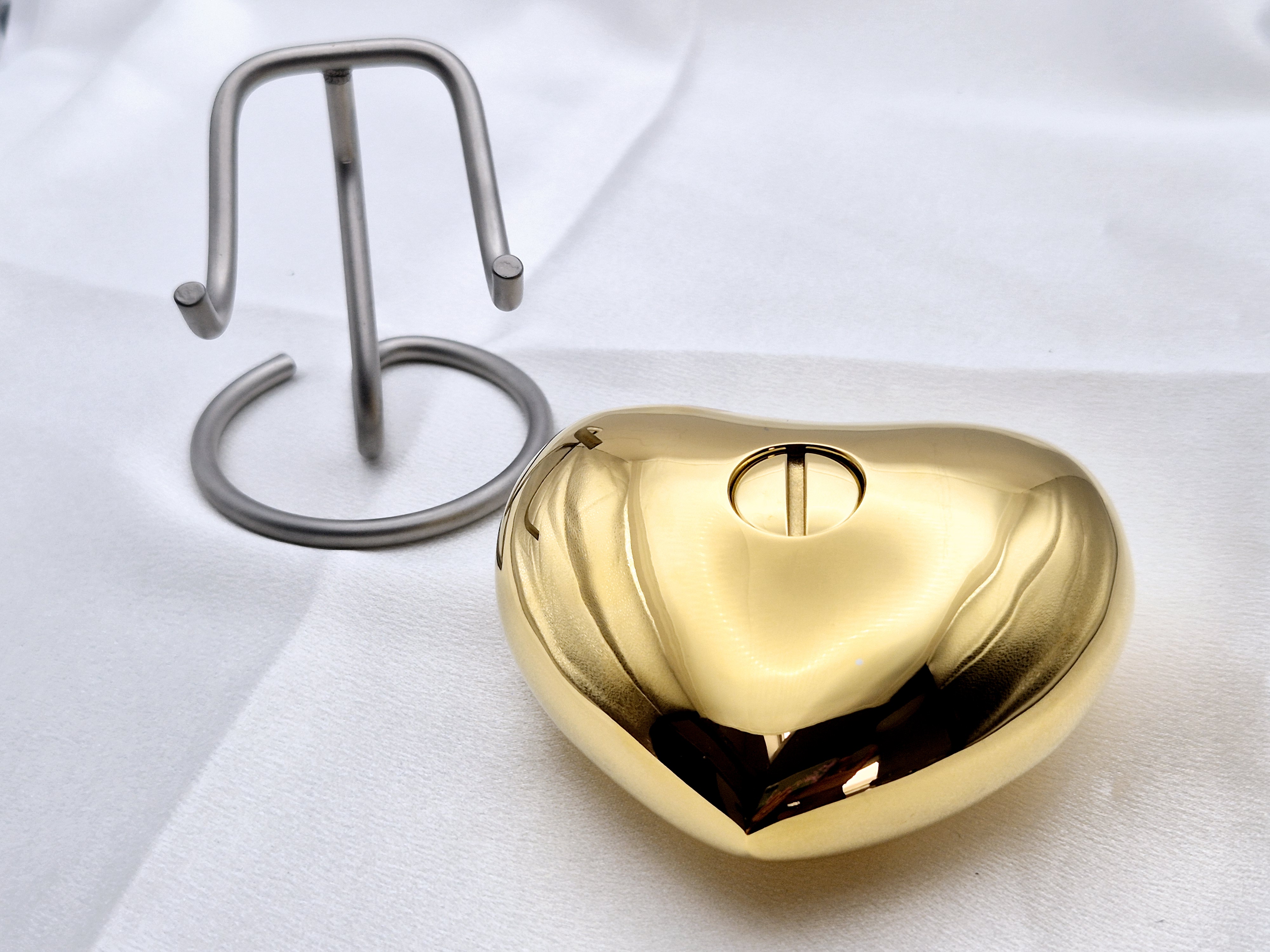 Mini Urne Herzform Gold – Edelstahl Gedenkurne mit silbernem Ständer – Bild 2