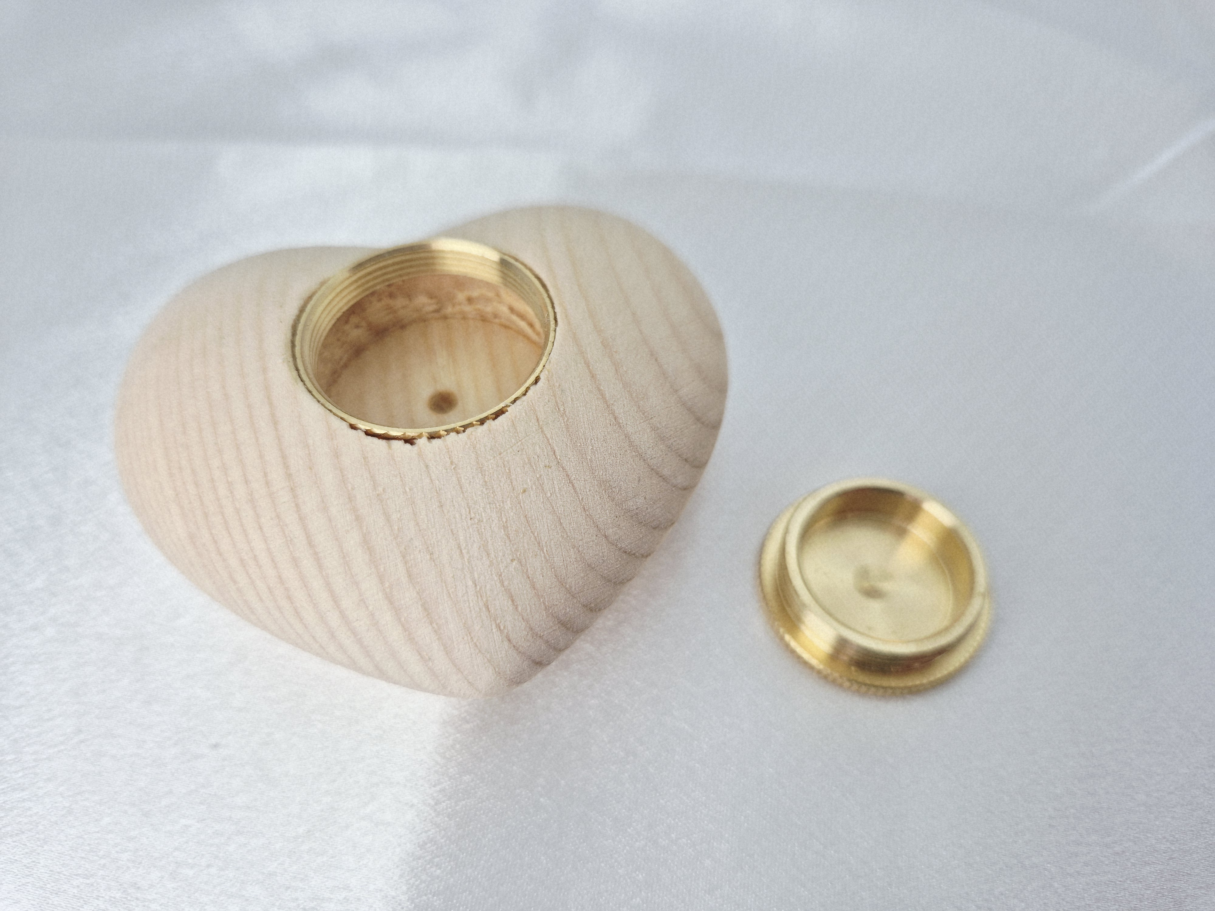 Mini Urne Engelherz aus Zirbelholz – Bild 3