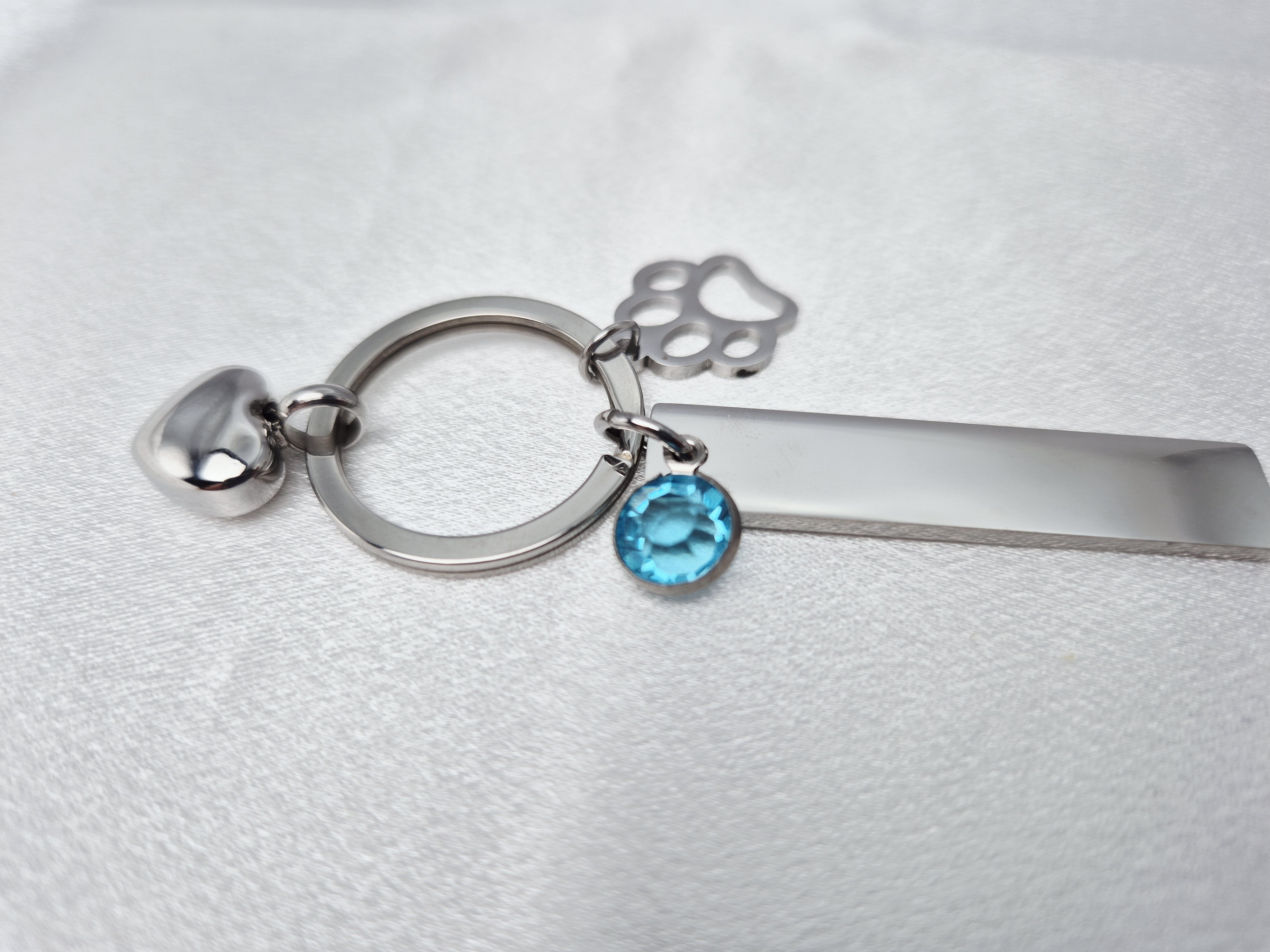 Schlüsselanhänger Ascheschmuck Pfote und Herz – Bild 2
